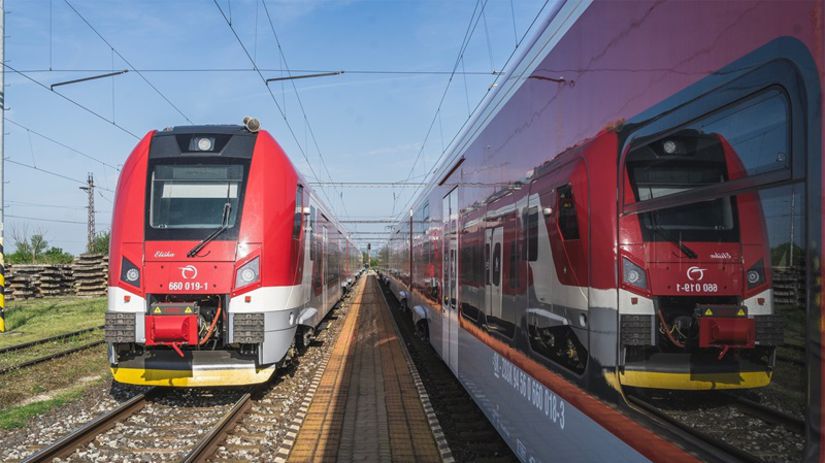 Policia patra po muzovi ktory vo vlaku napadol dve osoby