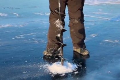 Sibirsky mraz v priamom prenose Aleks ukazal aky hruby je lad na Bajkale