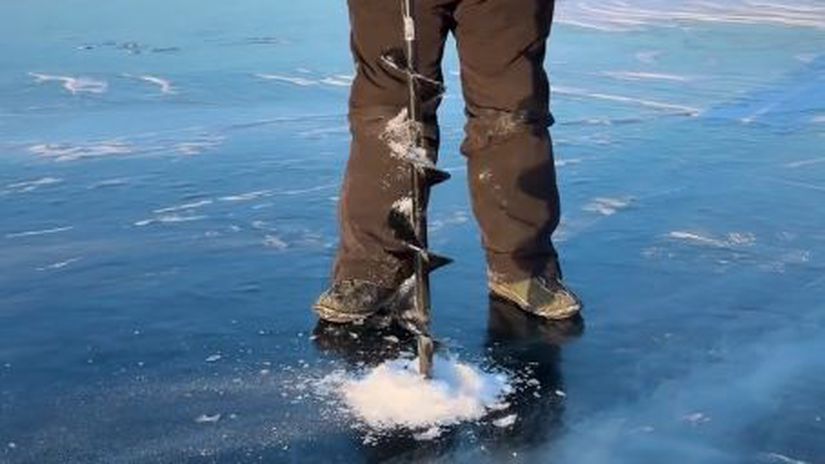 Sibirsky mraz v priamom prenose Aleks ukazal aky hruby je lad na Bajkale