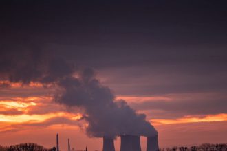 Slovensko planuje vystavbu novych reaktorov no chybaju kvalifikovani pracovnici Stat laka mladych s rocnymi stipendiami vo vyske 4 tisic eur