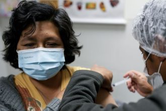 Spor Polska a Pfizeru ohladom vakcin proti covidu zacal Varsava sa v Bruseli sudi o astronomicku sumu