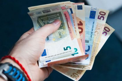 Svetove zdravotnicke autority biju na poplach a volaju po zvysovani cien Comu by podle nich mali rast cisla na cenovkach