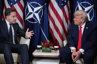 Trump a Rutte v Davose nacrtli dohodu o Gronsku ktera potvrdzuje dansku suverenitu pise Axios