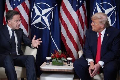 Trump a Rutte v Davose nacrtli dohodu o Gronsku ktera potvrdzuje dansku suverenitu pise Axios
