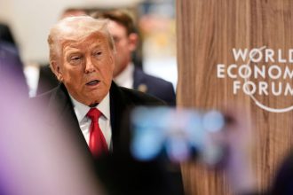 Trump zdvihuje varovny prst a nevylucuje utok na Iran k regionu uz mieri obrovska flotila