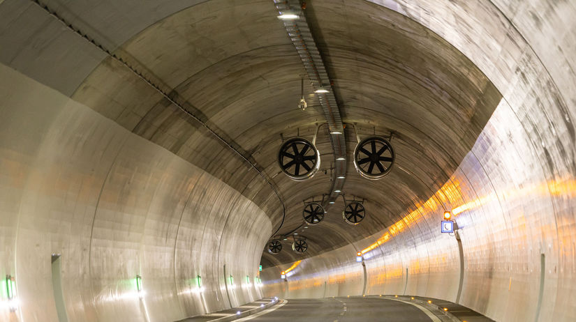 Tunel Visnove bol neprejazdny zrazili sa styri auta pri Kosiciach havarovali tri automobily