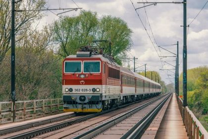 V Bratislave sa takmer zrazili dva rychliky jeden ignoroval cervenu svedok opisal co sa stalo