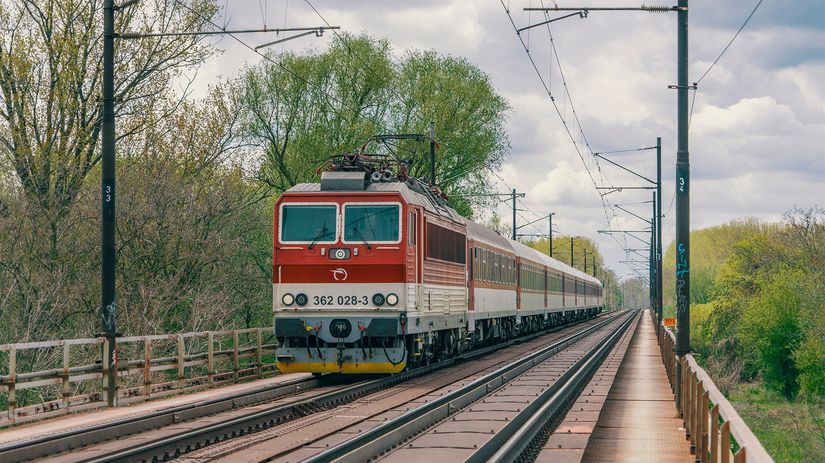 V Bratislave sa takmer zrazili dva rychliky jeden ignoroval cervenu svedok opisal co sa stalo