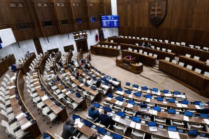 V parlamente sa zavedie dress code alebo uplny zakaz vizualnych pomocok Matovic tvrdi ze by sa mal riesit alkohol nie oblecenie