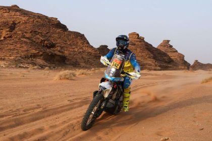 VIDEO Ledva kracal emotivne krutil hlavou drzal sa za rameno Pozrite si posledne chvile nestastneho Svitka na Dakare