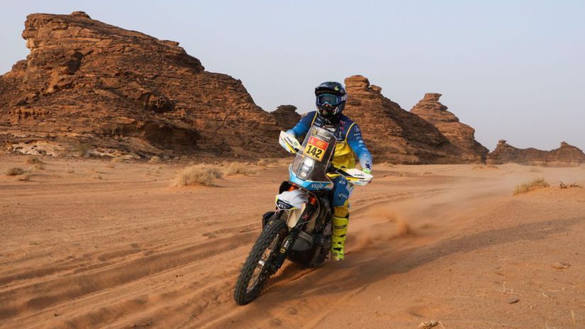 VIDEO Ledva kracal emotivne krutil hlavou drzal sa za rameno Pozrite si posledne chvile nestastneho Svitka na Dakare