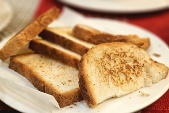 Vacsinou ludi to robi uplne bezne Vedci vysvetluju preco by ste radsej nemali jest spaleny toast