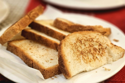 Vacsinou ludi to robi uplne bezne Vedci vysvetluju preco by ste radsej nemali jest spaleny toast