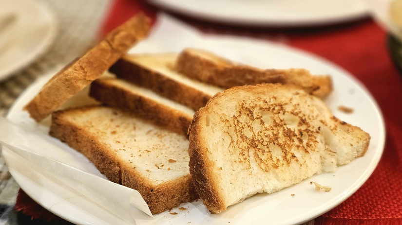 Vacsinou ludi to robi uplne bezne Vedci vysvetluju preco by ste radsej nemali jest spaleny toast
