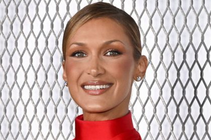 Viac odhalila ako zakryla Bella Hadid v priesvitnej cervenej kreacii vystavila na obdiv prsia a potom drsne skritizovala modnu ikonu