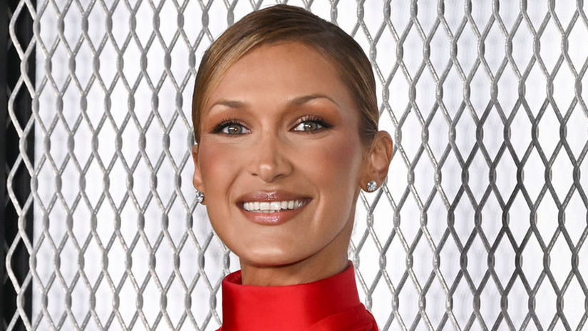Viac odhalila ako zakryla Bella Hadid v priesvitnej cervenej kreacii vystavila na obdiv prsia a potom drsne skritizovala modnu ikonu