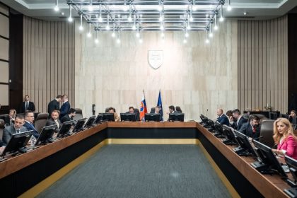 Vlada zastropovala ceny tepla pre obce a schvalila reformu azylu