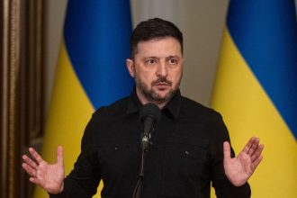 Zelenskyj by vo volbach prehral ale vacsina Ukrajincov mu doveruje