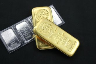 Zlata horucka pokracuje Inflacia v USA a napatie vo svete vystrelili drahe kovy na nove rekordy