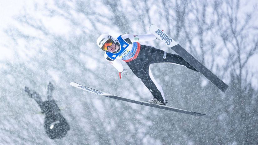 absurdna situacia na ms hviezde skokov usli po mostiku vlastne lyze video obletelo svet