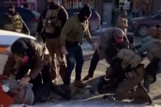 po strelbe v minneapolise sa menii vypovede verzia agentov ice sa rozpada