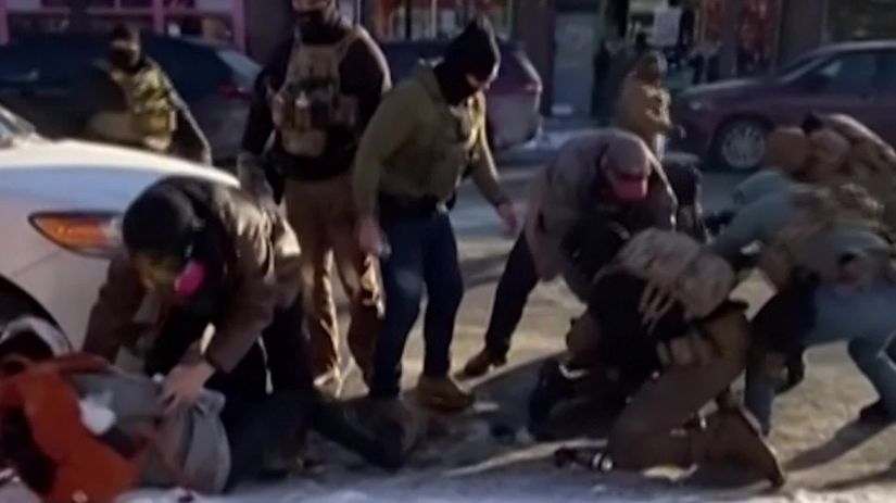 po strelbe v minneapolise sa menii vypovede verzia agentov ice sa rozpada