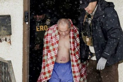 ponizujuce zasah v hlbokom mraze imigracni agenti odviedli americana z bytu iba v spodnom pradle