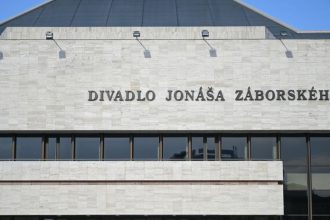 za oponou presovskeho divadla sa odohrava drama herci hovoria o strahu a sikane vedenie obvinenia odmieta