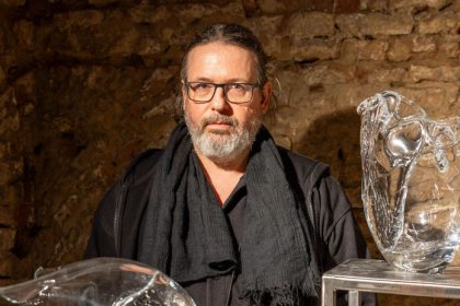 Aj pohare mozu mat roztancovane nozicky Patrik Illo pracuje so sklom ako dizajner a umelec