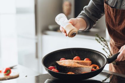 Bezny zlozvyk moze skartit zivot az o 2 roky Vedci ho spaja u s vysokym krvnym tlakom a predcasnou smrtou