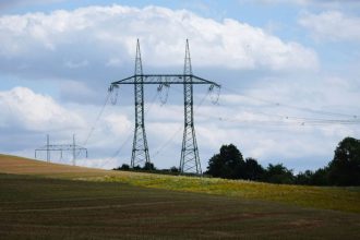 Ceny elektriny v Europe sa vyrazne lisia Rozdiely medzi metropolami su obrovske Bratislava sa nachadza pod priemerom EU