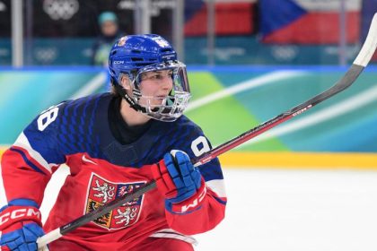 Dobre rano vsetkym okrem Kaltounkovej Cela Kanada je poburena ceskou hviezdou ktora tvrdym hitem zranila najlepsiu hokejistku sveta