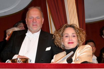 Drama na slavnom plese vo Viedni Sharon Stone s placom usla do hotela este pred zaciatkom pestunka Fran vzala na bal svojho byvaleho ktory ma rad muzov