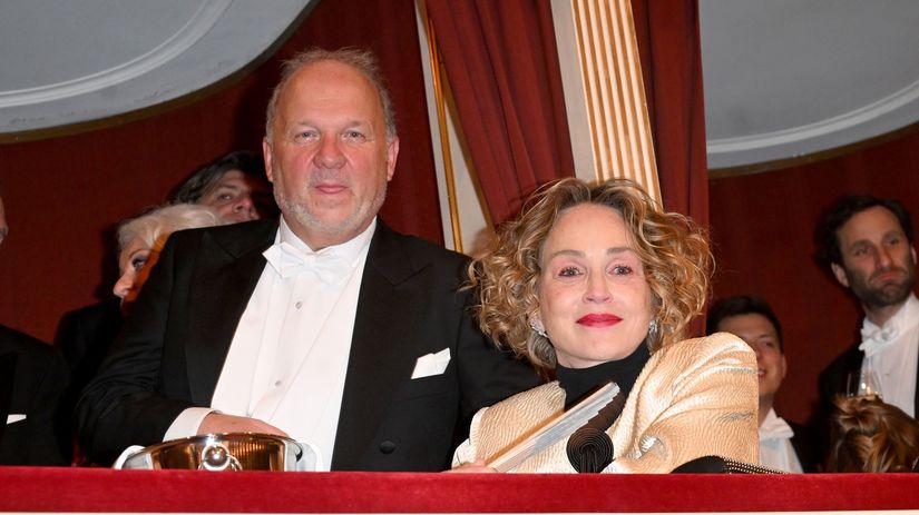 Drama na slavnom plese vo Viedni Sharon Stone s placom usla do hotela este pred zaciatkom pestunka Fran vzala na bal svojho byvaleho ktory ma rad muzov