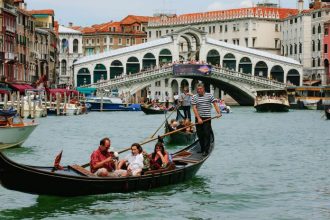 Drama v srdci Benatok Motorovy cln rozmetal gondoly priamo pod mostom Rialto