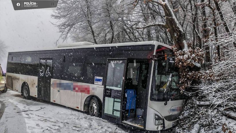 FOTO Nehoda autobusu pri Kosiciach hlasia zranenia
