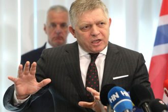 Fico zachranuje Slovalco Obcania sa na to neskladaju Vlada nasla zdroj financii