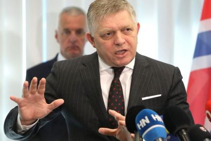 Fico zachranuje Slovalco Obcania sa na to neskladaju Vlada nasla zdroj financii