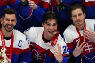 Fini Idealny zaciatok hokejoveho turnaja Pozname slovensku mentalitu davajme si pozor na outsidera