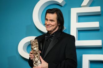 Jim Carrey sokoval v Parizi predstavil zenu ktoru miluje Po jeho boku zaujala aj dalsia kraaska neuveritelne