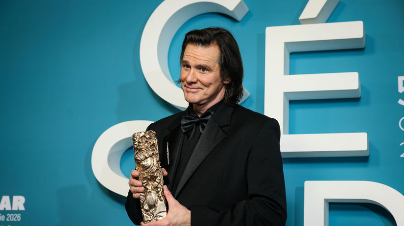 Jim Carrey sokoval v Parizi predstavil zenu ktoru miluje Po jeho boku zaujala aj dalsia kraaska neuveritelne