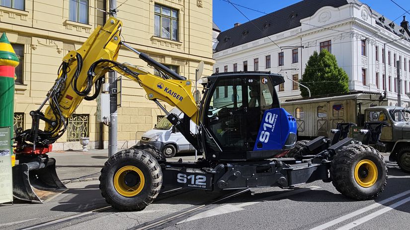 Kraj plati tisice za stroje ktore len stoji prenajate bagre a traktory maju nizke vyuzitie tvrdi poslanec