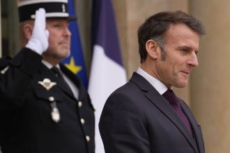 Macron sa chce vratit k dialogu s Putinom Kremel privital prezidentove vyhlasenia