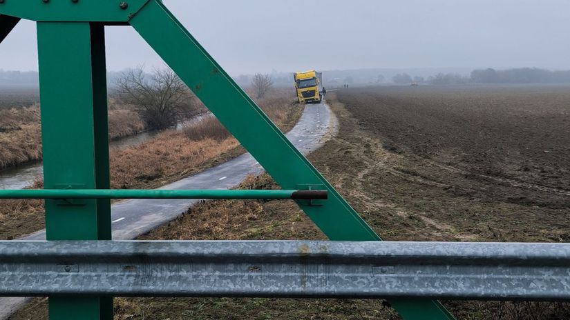 Nehorazna drzost Bulharsky kamion jazdil v Senici po cyklotrase zastavil ho az most