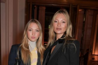 Ni horucejsie dnes neuvidite Ikona Kate Moss s dcerou v miniplavkach ovladli plaz Vyzeraju skr ako sestry