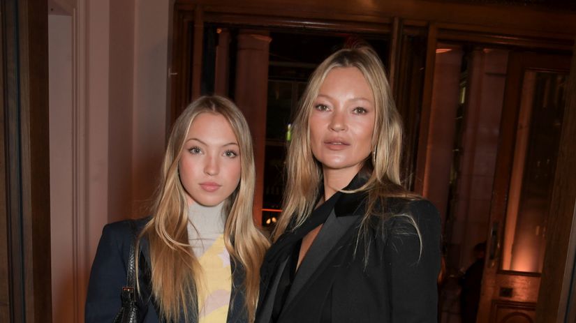 Ni horucejsie dnes neuvidite Ikona Kate Moss s dcerou v miniplavkach ovladli plaz Vyzeraju skr ako sestry