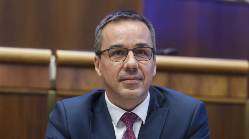 Novy prispevok 100 150 alebo az 200 eur mesacne Ministerstvo prace zacne vyplacat novu pomoc Ake su podmienky a kto ma narok