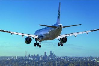 Odlet musel i dvakrat odlozit Na palube jedneho lietadla mali najskor porod dvojiiek potom umrtie