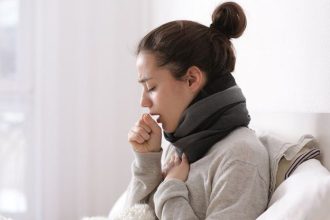 Ohrozenu s najm seniori me im s aj o ivot aj ke ide len o ben ochorenie Inkubacn doba je tento rok krtka prv prznaky sa objavia u 1 a 3 dni po nkaze