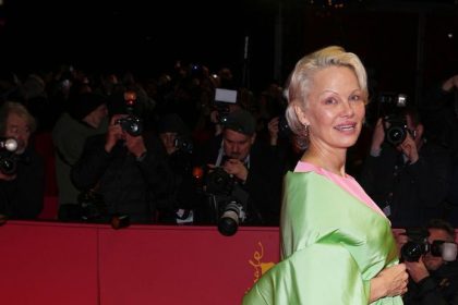 Pamela Anderson opat ohromila Za tuto robu by sa nehanbila ani Grace Kelly Dua Lipa predvadzala nahu pokozku v priehadnej cipke